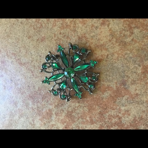 Emerald Green Round Brooch. Excellent detail ... - Picture 4 of 4